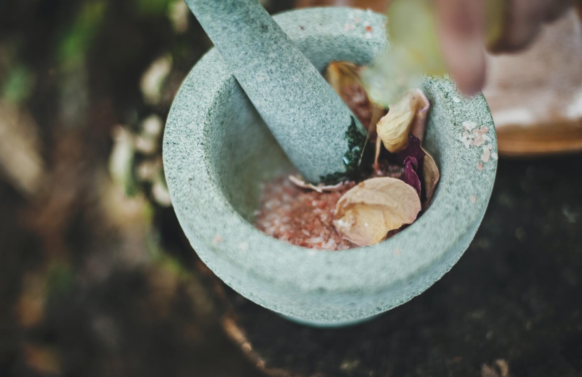 moerser-ayurveda-katherine-hanlon-via-unsplash moerser-mit-krautern